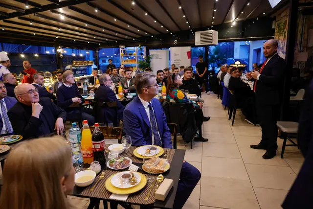 Unter den 130 Iftar-Gästen: Diözesanbischof Wilhelm Krautwaschl (l.) und Superintendent Wolfgang Rehner (Bildmitte).  | Foto: Gerd Neuhold / Sonntagsblatt für Steiermark