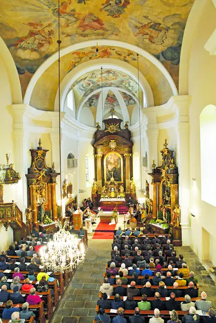 Gefüllte Pfarrkirche von Arbesbach nach der Renovierung im Jahr 2025. | Foto:  Franz Wiesinger, Arbesbach