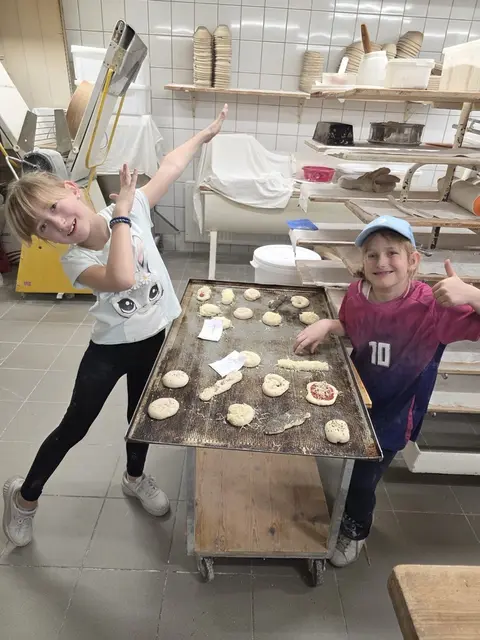 Erstkommunionvorbereitung: Kinder beim Brotbacken in der Bäckerei Wögenstein in Horn. | Foto: P. Clemens Hainzl