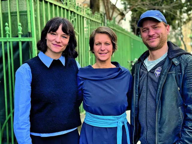 Valerie Pachner (links) spielt in dem Film „Vier minus drei“ die Hauptrolle der verwitweten und verwaisten Barbara Pachl-Eberhart. Hier mit der echten Barbara Pachl-Eberhart (Mitte) und Regisseur Adrian Goiginger (rechts) | Foto: Slouk