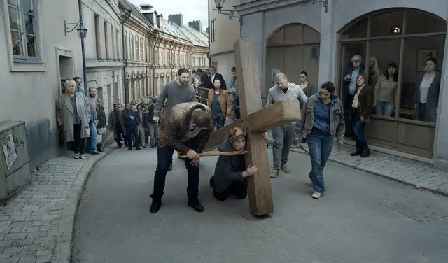 Im Film „Über die Unendlichkeit“ zeigt Roy Andersson Miniaturen alltäglicher Tristesse – etwa den Albtraum eines Priesters, der den Platz Jesu beim Kreuzweg einnimmt. | Foto: Neue Visionen Film