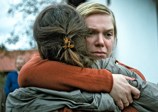 Szenen aus dem Film „Vier minus drei“. Er beruht auf der wahren Geschichte von Barbara Pachl-Eberhart, die 2008 ihren Mann und ihre zwei Kinder bei einem Autounfall an einem unbeschrankten Bahnübergang im Bezirk Weiz verlor. Der Film läuft derzeit in den österreichischen Kinos. 
 | Foto: Nikolette Kustos/Alamode Film/Polyfilm (3)