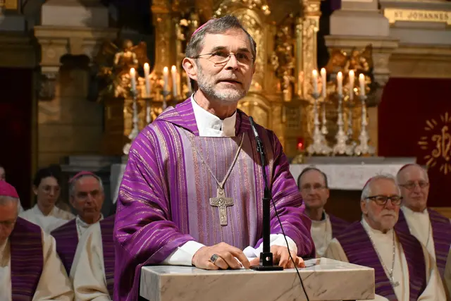 Der Wiener Erzbischof Josef Grünwidl sorgte beim Festgottesdienst in der Pfarrkirche Pischelsdorf für Aufsehen. Er plädierte für eine veränderungsbereite Kirche. | Foto: Kathpress/Wuthe