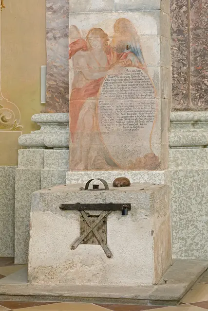 Der Sonntagberger "Zeichenstein" während der Renovierung im Jahr 2024 (ohne Gitter). | Foto: Peter Böttcher / IMAREAL