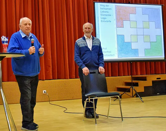 Der Künstler Manfred Gollowitsch (im Bild links) bei der Präsentation seines Logo-Entwurfs. Rechts: Franz Feiner, Ideengeber vom „Weg der heilsamen Lebens-Elemente“. | Foto: Rogl