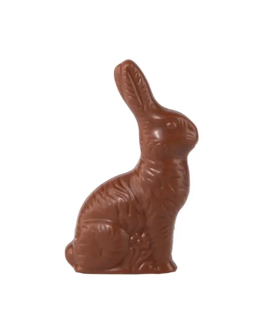 So sehen Sieger aus: ohne Alufolie, in Umwelt-schonendem Cellophan verpackt und aus biologisch und sozial verträglich hergestellter Schokolade. Der EZA-Vollmilch-Osterhase gewann 2025 den alljährlichen Osterhasen-Test von Südwind und Global2000 und gilt auch heuer als Favorit. | Foto: EZA