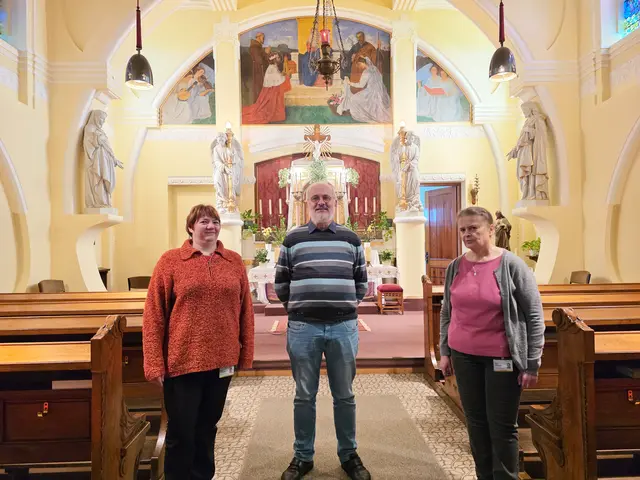 V. re.: Pastoralassistentin Hilda Steinhauer, Seelsorge-Leiter Manfred Heiderer und Dipl.-Pastoralassistentin Sigrid Steinman in der St. Leopold-Kapelle. | Foto: Wolfgang Zarl
