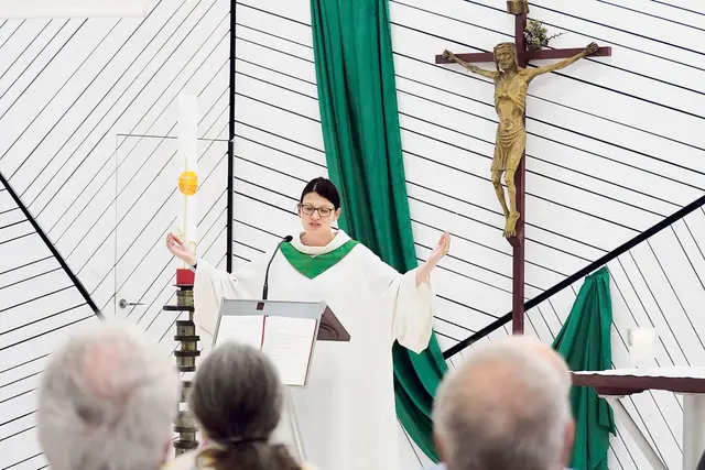Silvia Aichmayr, Betriebsseelsorgerin der Voestalpine Linz, feiert Wort-Gottesdienst. | Foto: Diözese Linz / Frauenkommission / Franz Litzlbauer