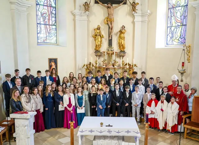 Wulkaprodersdorf: stattliche Anzahl an Firmlingen mit Bischof Ägidius. | Foto: Johann Nabinger