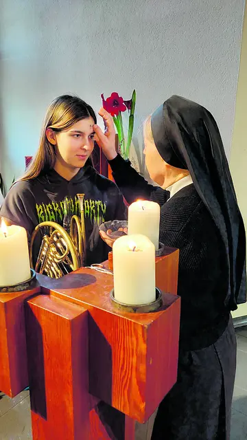 Kreuzzeichen für eine Schülerin | Foto: Marienschwestern Erla