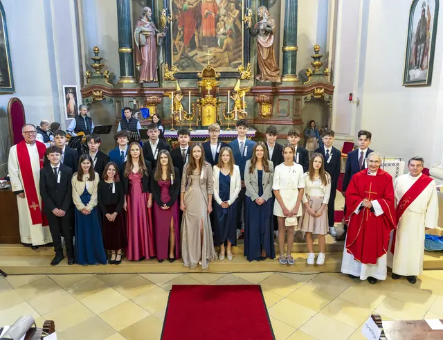 Firmung in Trausdorf unter der Leitung von Generalvikar Michael Wüger; mit Dechant Željko Odobašić und Diakon Georg Vukovits.  | Foto: Eric Halwax
