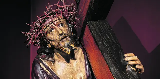Jesus hat am Ende seines 33-jährigen Lebens Furchtbares erlitten. Der Katechismus lehrt, dass Jesus sich selbst hingegeben hat, um die Menschen mit Gott zu versöhnen. Der Neutestamentler Peter Trummer hinterfragt das dahinterstehende Gottesbild. | Foto: Adam Ján Figeľ/Adobe Stock. Kreuztragender Jesus, Nikolaikirche, Lissabon.