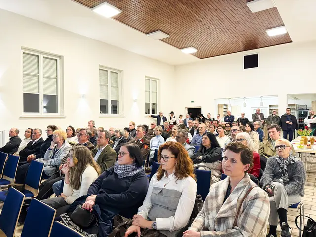 Vertretern des kirchlichen und zivilen Lebens trafen in Oslip den Bischof. | Foto: Anneliese Rothleitner-Reinisch