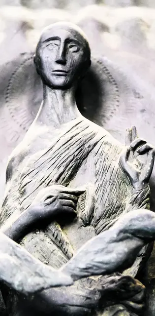 Elmar Hillebrand gestaltete den Auferstandenen am Portal der Kirche des Campo Santo Teutonico in Rom. | Foto: kathbild.at / Franz Josef Rupprecht