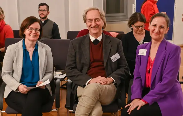 Das Seelsorgeraum-Führungsteam im Seelsorgeraum Graz-Mitte besteht aus (von links) Waltraud Salzger als Handlungsbevollmächtigte für Pastoral (HBP), Pfarrer Matthias Keil als Leiter des Seelsorgeraumes (SL) und Birgit Haubenhofer als Handlungsbevollmächtigte für Verwaltung (HBV).