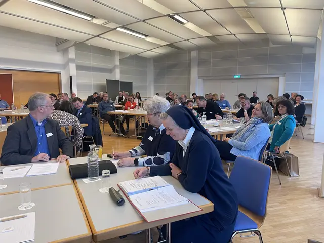 Bei einer „Ideenbörse“ wurde beim diesmaligen Treffen des Diözesanrates viel Gelungenes aus Seelsorgeräumen gesammelt. „Das macht Mut und gibt Kraft für die Zukunft“, so Diözesanrats-Vorsitzende Gerlinde Paar.  links: anhand des Textes KI-generiert, rechts: Stanzer | Foto: Stanzer