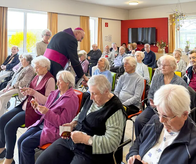 Der Bischof spendet das Sakrament der Krankensalbung im Altenwohn- und Pflegeheim Zagersdorf. | Foto: Victoria Pohl