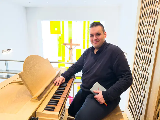 Mario Weber an der Orgel der Hauskapelle im Bischofshof. | Foto: Franz Josef Rupprecht