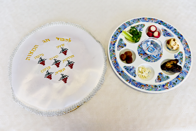 Am „Seder-Abend“, dem Vorabend des Pessach-Festes, läuten ungesäuerte Brote („Matzen“) und der „Seder-Teller“ mit speziellen Speisen das jüdische Fest ein.  | Foto: KNA/Oppitz