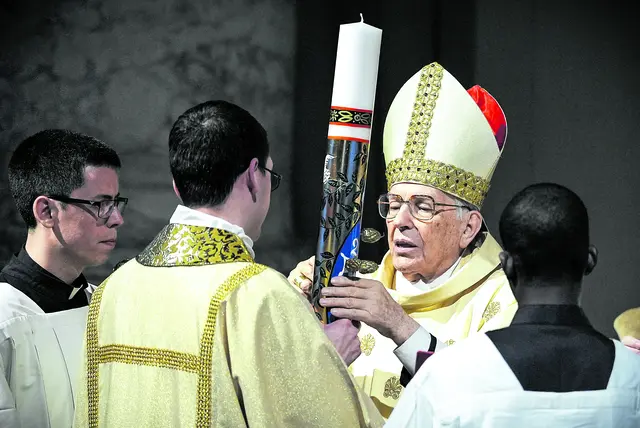 Kardinal Giovanni Battista Re, Dekan des Kardinalskollegiums, bereitet die Osterkerze während der Osternacht am 19. April 2025 im Petersdom im Vatikan. | Foto: Lola Gomez/Romano Siciliani/Pool/KNA