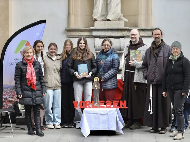 Vorlesetag in der Stadtpfarre Graz: (v. l.) Organisatorin 
Gertraud Schaller-Pressler, vier Schülerinnen der Grazer Schulschwestern mit Religionslehrerin Helga Schreiber, 
Br. Nikodemus und P. Andreas Holl von den Grazer Franziskanern und Organisatorin Daniela Felber. | Foto: Fedorova