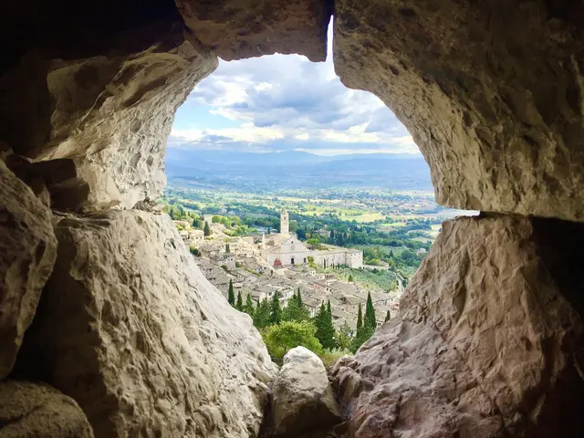 Österlicher Blick durch die Rocca auf Assisi und die Weite der umbrischen Landschaft: Sinnbild für die Auferstehung Jesu – und das Fest des Lebens, auf das wir zugehen.  | Foto: Kuster