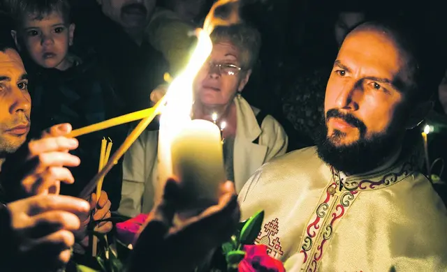 In der orthodoxen Tradition beginnt die Osternachtfeier um Mitternacht und dauert bis in die frühen Morgenstunden. Das Licht der Osterkerze ist – ähnlich wie in der römisch-katholischen Kirche – ein starkes Symbol von vielen. | Foto: iStock