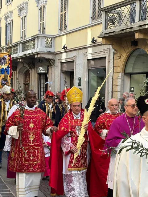 Monza. Die lebendige, frische und bunte Palmprozession führt uns durch die Straßen von Monza zum Palmsonntagsgottesdienst in der Kathedrale.