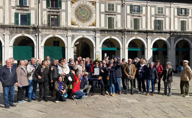 SONNTAGSBLATT_unterwegs. „Italienisches Frühlingserwachen“ konnten wir bei der diesjährigen „Karwochenreise“ erleben. So auch in Brescia, wo wir auf unserem Stadtrundgang die jugendliche Freude und den Stolz von Studien-AbsolventInnen bekräftigten (siehe Abschlussdiplom, Bildmitte).