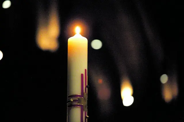 Die Osterkerze ist ein wichtiges Element der gottesdienstlichen Feier der Osternacht.  | Foto: Diözese Linz/Hermann Wakolbinger