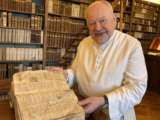 Chorherr Benedikt Felsinger zeigt ein Gebetsbuch, das den Dreißigjährigen Krieg überstanden hat. | Foto: Patricia Harant-Schagerl