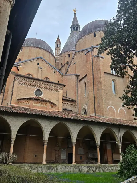 Padua: Als Höhepunkt unserer Reise erleben wir die geistliche Ausstrahlung  der Basilica di Sant’Antonio mit dem Grab des heiligen Antonius.