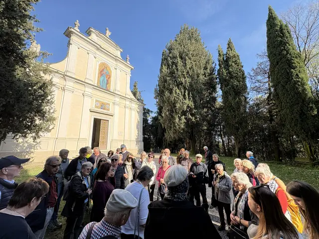 Solferino. Vor der Knochenkapelle Ossario di Solferino (in Erinnerung an die Schlacht von Solferino, 1859) beten wir für Frieden.