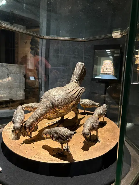 Domschatz von Monza. Die Gruppe „Henne mit Kücken“ symbolisiert die langobardische Königin Theodelinde (570–627) , die sich um die Grafschaften ihres Landes sorgt.