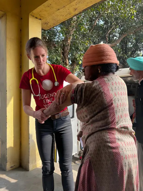 Medizinische Hilfe für die Ärmsten im Norden Indiens: Die steirische Ärztin Magdalena Grießler (l.) hilft mit Jugend Eine Welt Menschen in den Elendsvierteln der Millionenstadt Chandigarh. Spenden ermöglichen auch eine mobile Klinik in einem Kleinbus. | Foto: Jugend Eine Welt