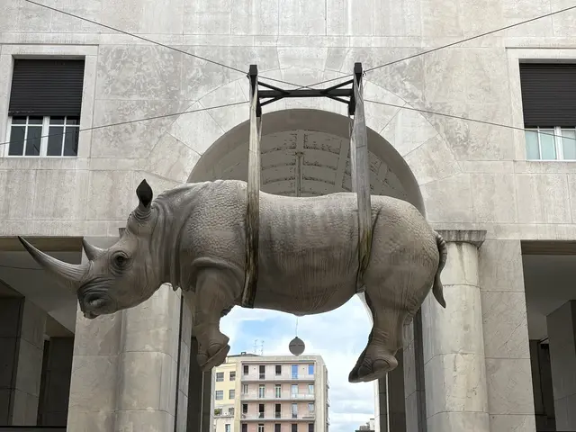 Kunstinstallation „Das Gewicht der Zeit“ in Brescia;  