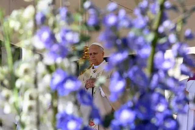 „Wer Waffen in der Hand hält, lege sie nieder! Wer die Macht hat, Kriege zu beginnen, entscheide sich für den Frieden! Nicht für einen Frieden, der mit Gewalt erzwungen wird, sondern durch Dialog!“, sagte Papst Leo XIV. am Ostersonntag in einer Ansprache vor dem Segen „Urbi et orbi“. | Foto: KNA