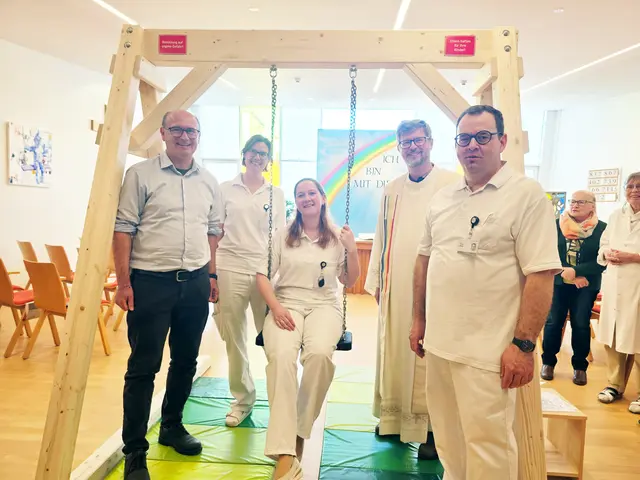 V. li.: Ausbildungsleiter Christian Ebner, Krankenhaus-Seelsorgerin Elisa Guhsl, Pastoralassistentin Michaela Brandstetter, Zelebrant Thomas Pichler,  und Franz Moser, Leiter des Krankenhaus-Seelsorgeteams, bei der Schaukel.  | Foto: Wolfgang Zarl