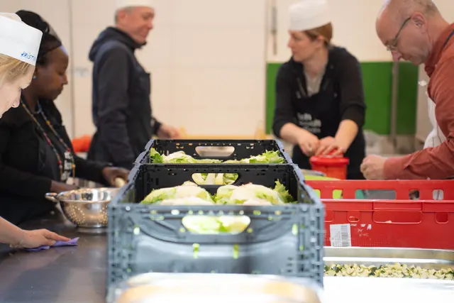 Als Kochteam zu Gast: Das Kuratorium der Caritas Steiermark – das Gremium, das als Aufsichtsrat der Caritas wirkt – kochte gemeinsam für Gäste des Grazer Marienstüberls. | Foto: Caritas/Streif