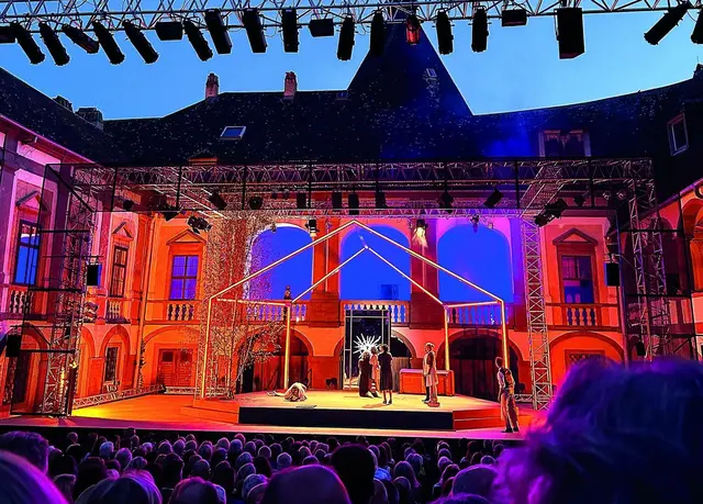 Schauspiel im malerischen Schloss.  | Foto: Franz Josef Rupprecht