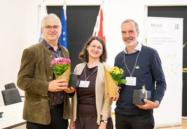 Diözesanmuseums-Direktor Heimo Kaindl (l.) übergab seine ehrenamtliche Tätigkeit bei MUSIS, dem steirischen Museumsverband, in jüngere Hände. Mit ihm verließ auch Hannes Köck (r.) vom Museum Sensenhammer Deutschfeistritz den MUSIS-Vorstand. MUSIS-Geschäftsführerin Margit Horvath-Suntinger (Mitte) dankte den beiden. | Foto: Fotostudio Peter Wagner