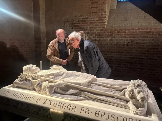 Fritz Bouvier (li.) gab kunsthistorische Einblicke zum Hochgrab von Bischof Zwerger. Autor Heinrich Abram (r.) stellte sein Buch vor. | Foto: Abram