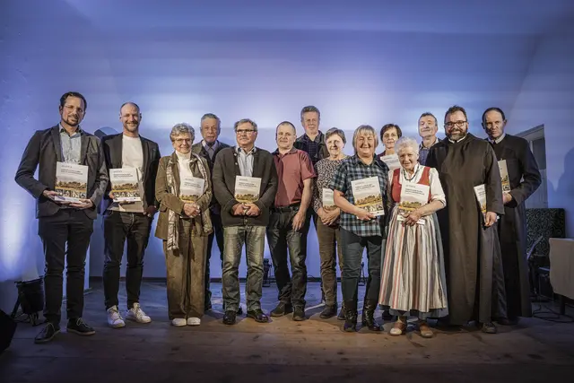 Engagierte aus dem Seelsorgeraum Eisenwurzen bei der Übergabe des „Marterl-buches“. | Foto: B. Nachbagauer