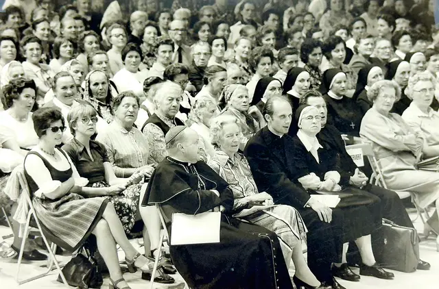 Steirischer Frauentag 1976. Erste Reihe v. l.: Bischof Johann Weber, Hilde Leb, der damalige Hochschulseelsorger Egon Kapellari sowie Sr. Konstantia Zalokar. | Foto: Archiv