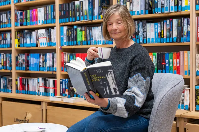 Claudia Amon besucht die Pfarrbibliothek in Inzersdorf schon seit vielen Jahren.  | Foto: Andreas Kraus