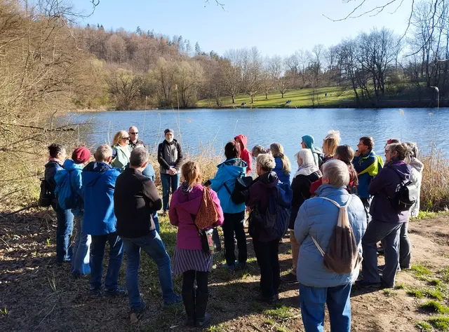 Eine besondere Karfreitagsprozession leitete Diakon Bernhard Pletz heuer von Graz-Eggenberg zum Thalersee. | Foto: Pletz