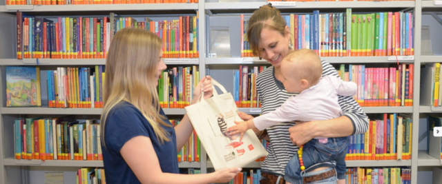 (Bilder-)Bücher wirken stressmindernd und fördern Empathie- und Konzentrationsvermögen. Deshalb richten sich Projekte zur Leseförderung (siehe Kasten) bereits an Kinder ab 6 Monaten. Zum „Buchstart“ gibt’s das erste Buchgeschenk in einer Buchstart-Tasche in der Bibliothek. | Foto: Stadtbibliothek Graz
