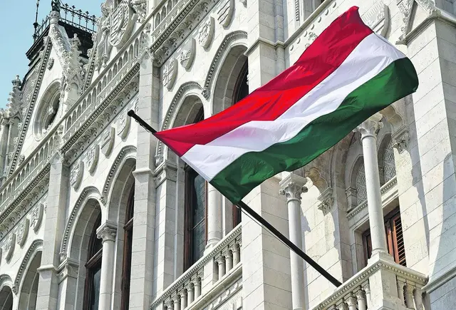 Die ungarische Flagge am Parlamentsgebäude in Budapest. Die Mandate wurden durch die Parlamentswahl am Sonntag neu verteilt. | Foto: majorosl66/AdobeStock