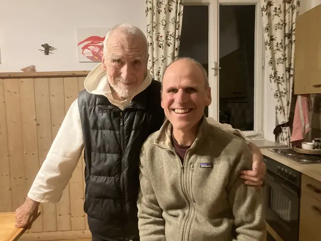 Herzlicher Abschied nach dem Gespräch über Leben, Tod und Auferstehung: Bruder David Steindl-Rast und Chefredakteur Gilbert Rosenkranz im Europakloster Gut Aich.  | Foto: Rosenkranz