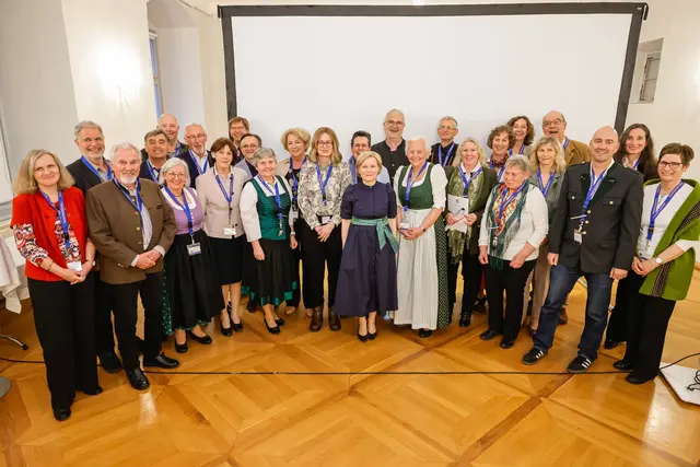 von links nach rechts:
Dagmar Drnek, Wolfgang Stock, Anton Streicher, Alois Strimitzer, Markus Böhmer, Monika Streicher, Josef Freiberger, Margareta Schober, Wolfgang Suntinger, Walter Prügger, Evelyn Krump, Karin Greiner-Mitteregger, Janina Fritz, Anna Hollwöger, Gertraud Schaller-Pressler, Heimo Kaindl, Margret Hofmann, Josef Purkarthofer-Trummer, Manuela Maier, Evelyn Kaindl-Ranzinger, Renate Pichler, Astrid Krogger, Monika Streicher-Klöckl, Manuel Schweizer, Hannes Derler, Karin Kleindienst und Karin Schrey.
 | Foto: Gerd Neuhold/Sonntagsblatt für Steiermark